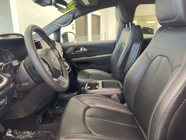Used 2025 Chrysler Pacifica Select image 18