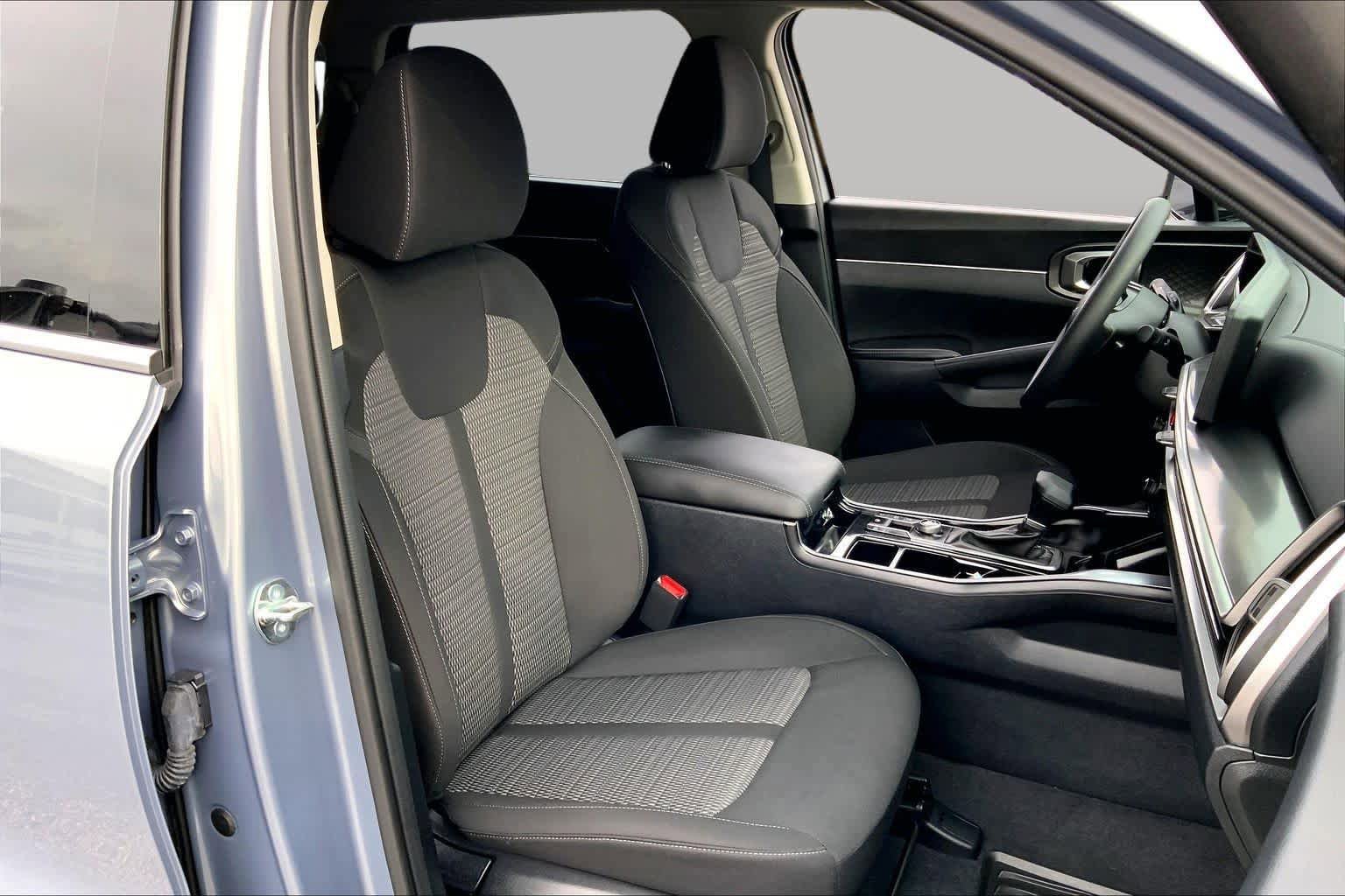 Used 2025 Kia Sorento LX FWD image 9