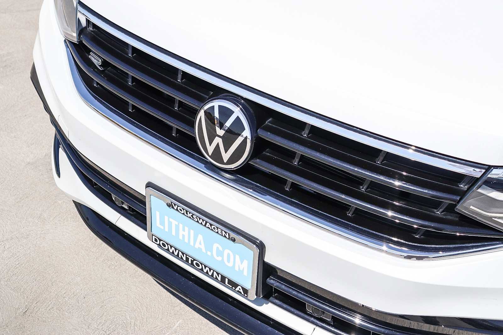 Used 2023 Volkswagen Tiguan SE R-Line FWD image 8