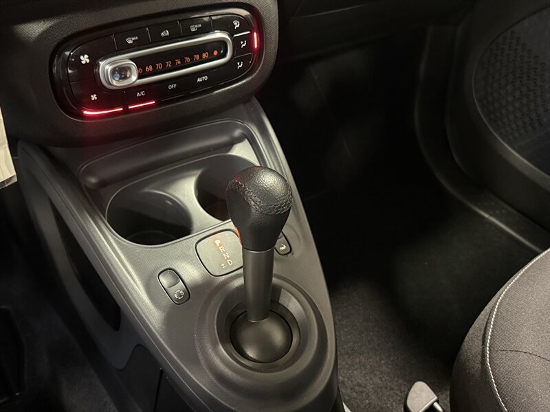 Used 2017 smart fortwo passion RWD image 27