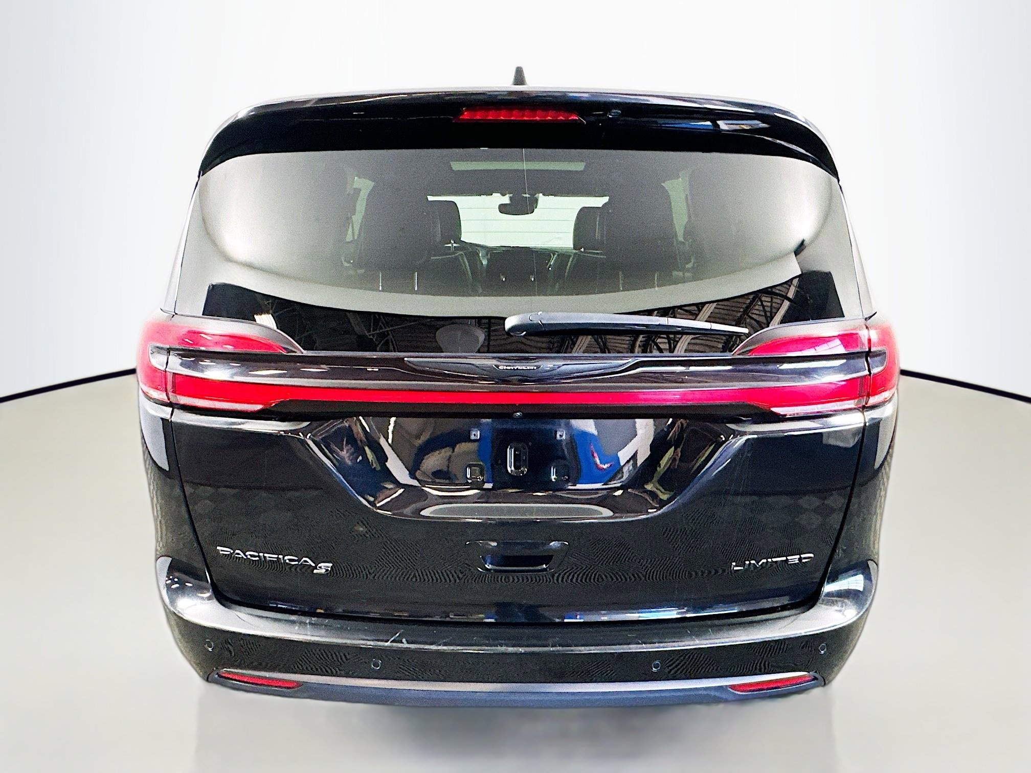 Used 2025 Chrysler Pacifica Limited FWD image 6