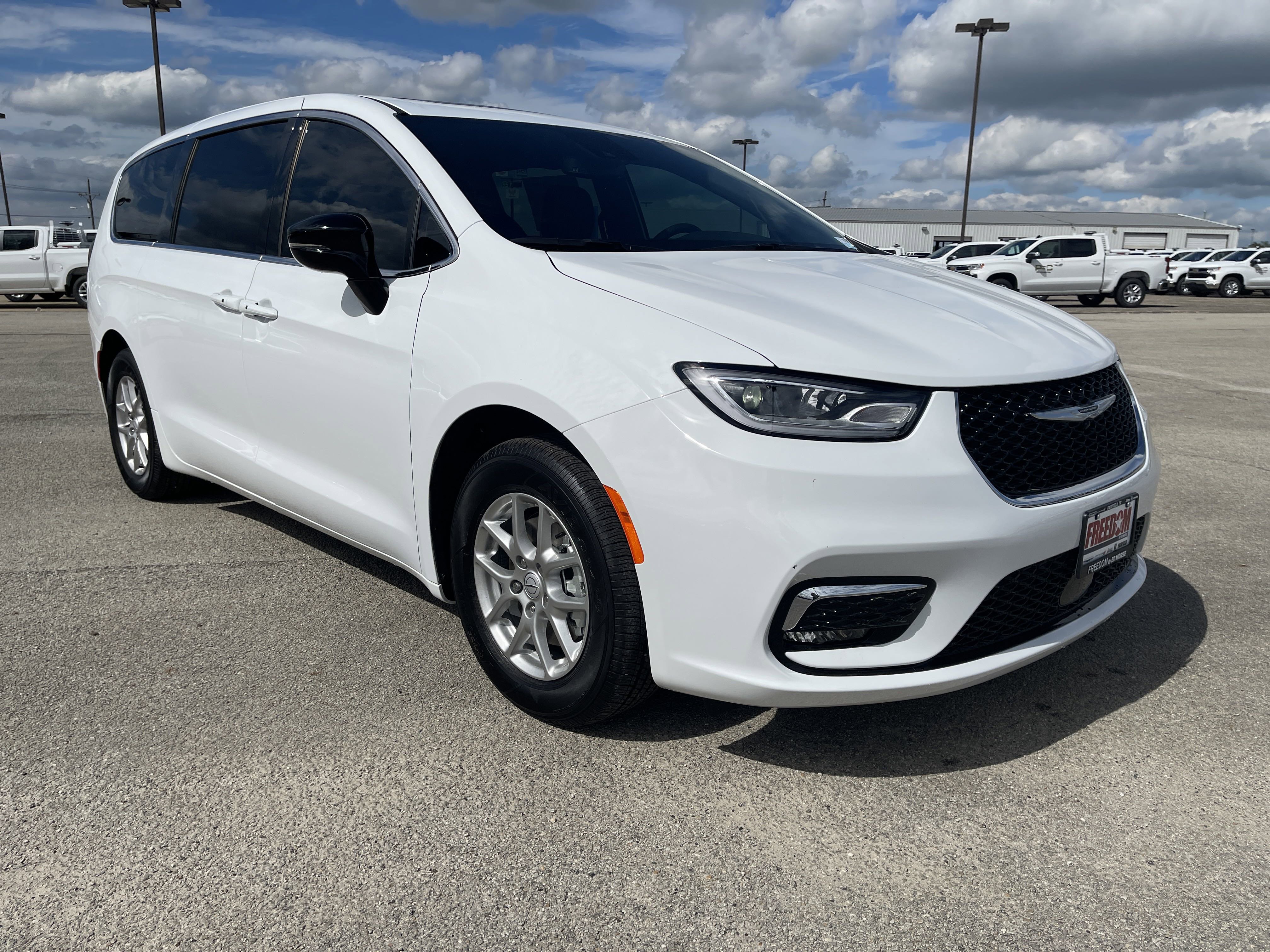 New 2026 Chrysler Pacifica Select FWD image 2