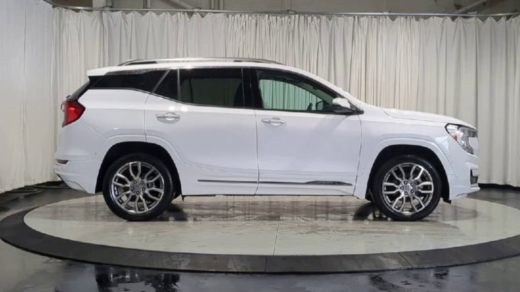 Used 2023 GMC Terrain Denali w/ Denali Premium Package AWD/4WD image 11