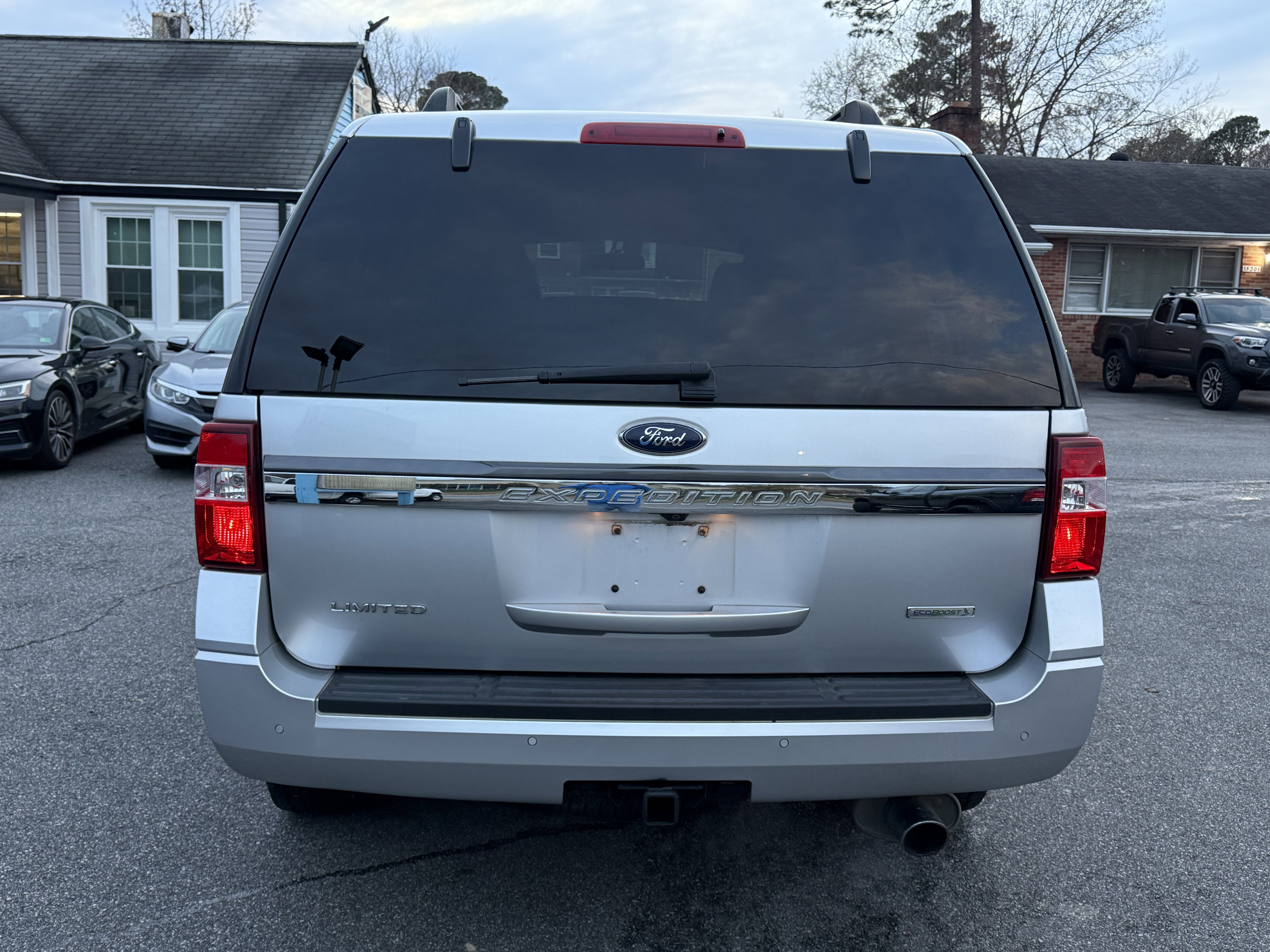 Used 2017 Ford Expedition Limited w/ Equipment Group 301A AWD/4WD image 8