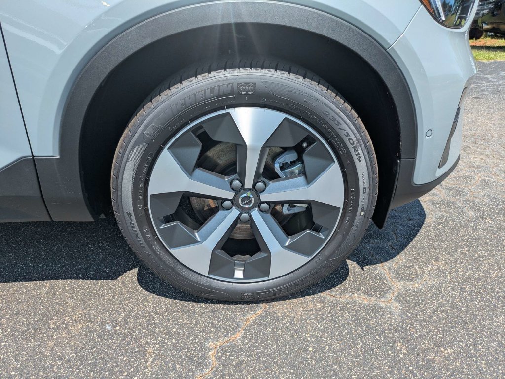 New 2026 Volvo XC40 B5 Plus w/ Protection Package Premier AWD/4WD image 11