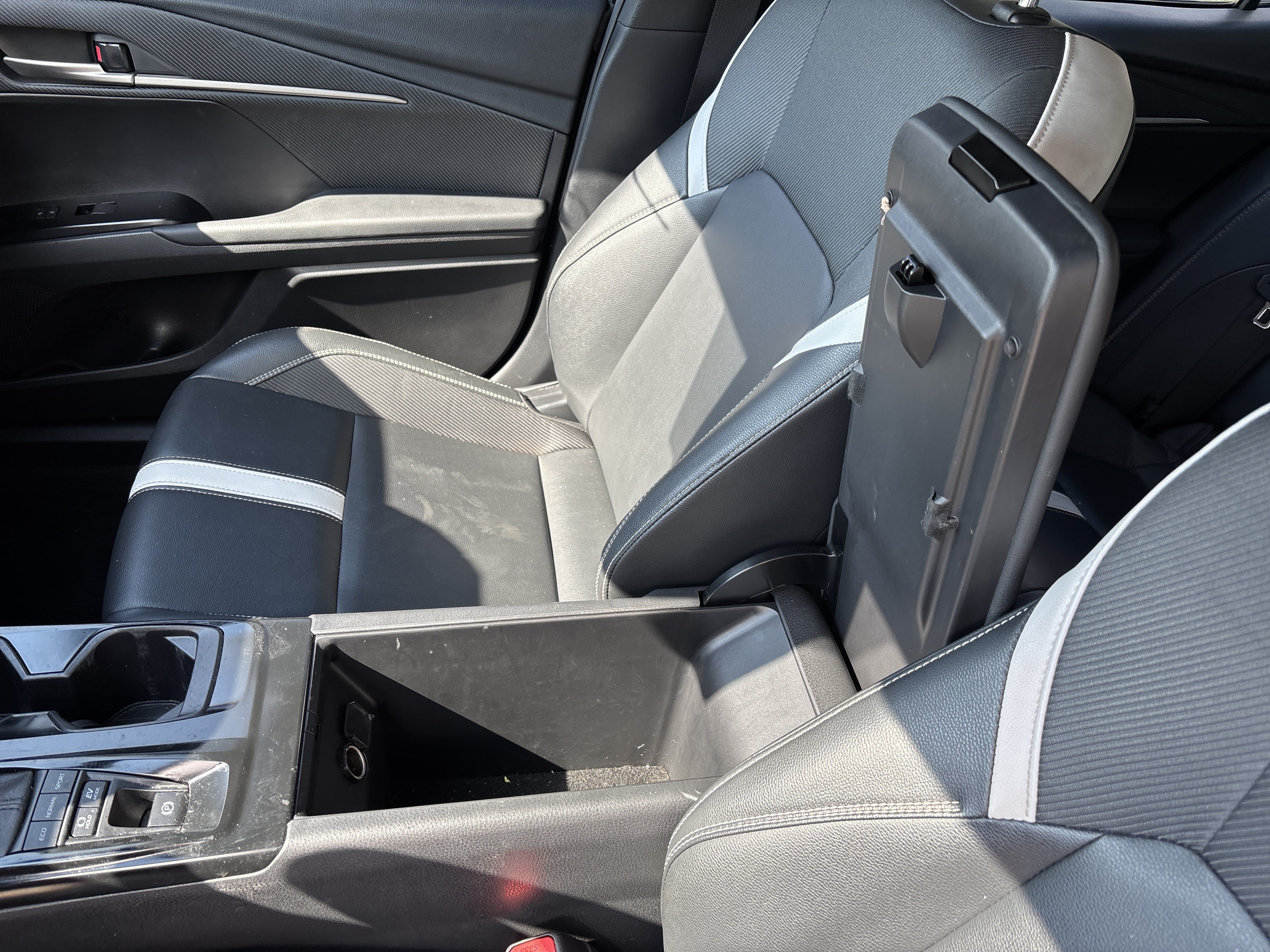 Used 2025 Toyota Camry SE FWD image 23