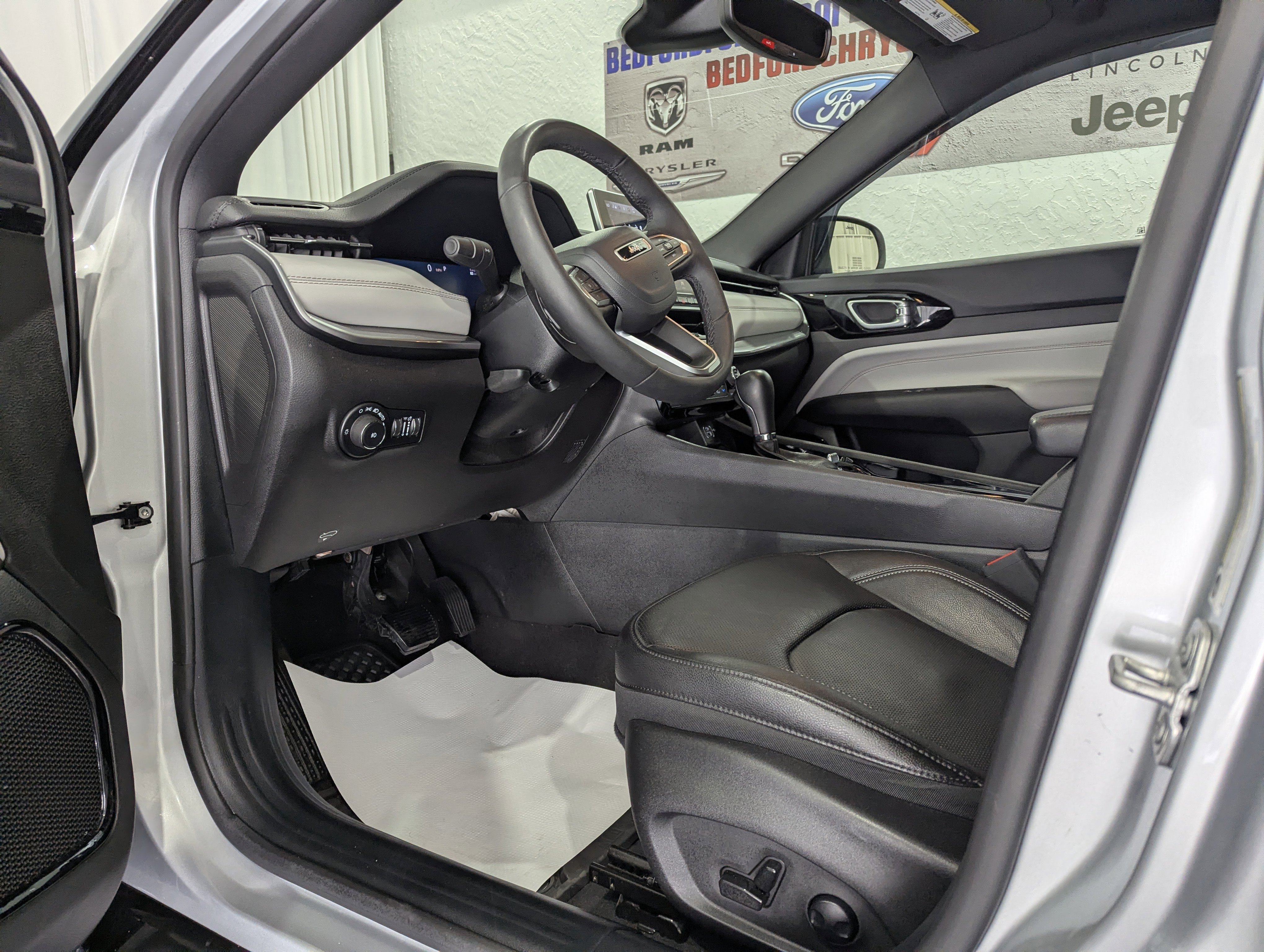 Used 2025 Jeep Compass Limited w/ Elite Group AWD/4WD image 13