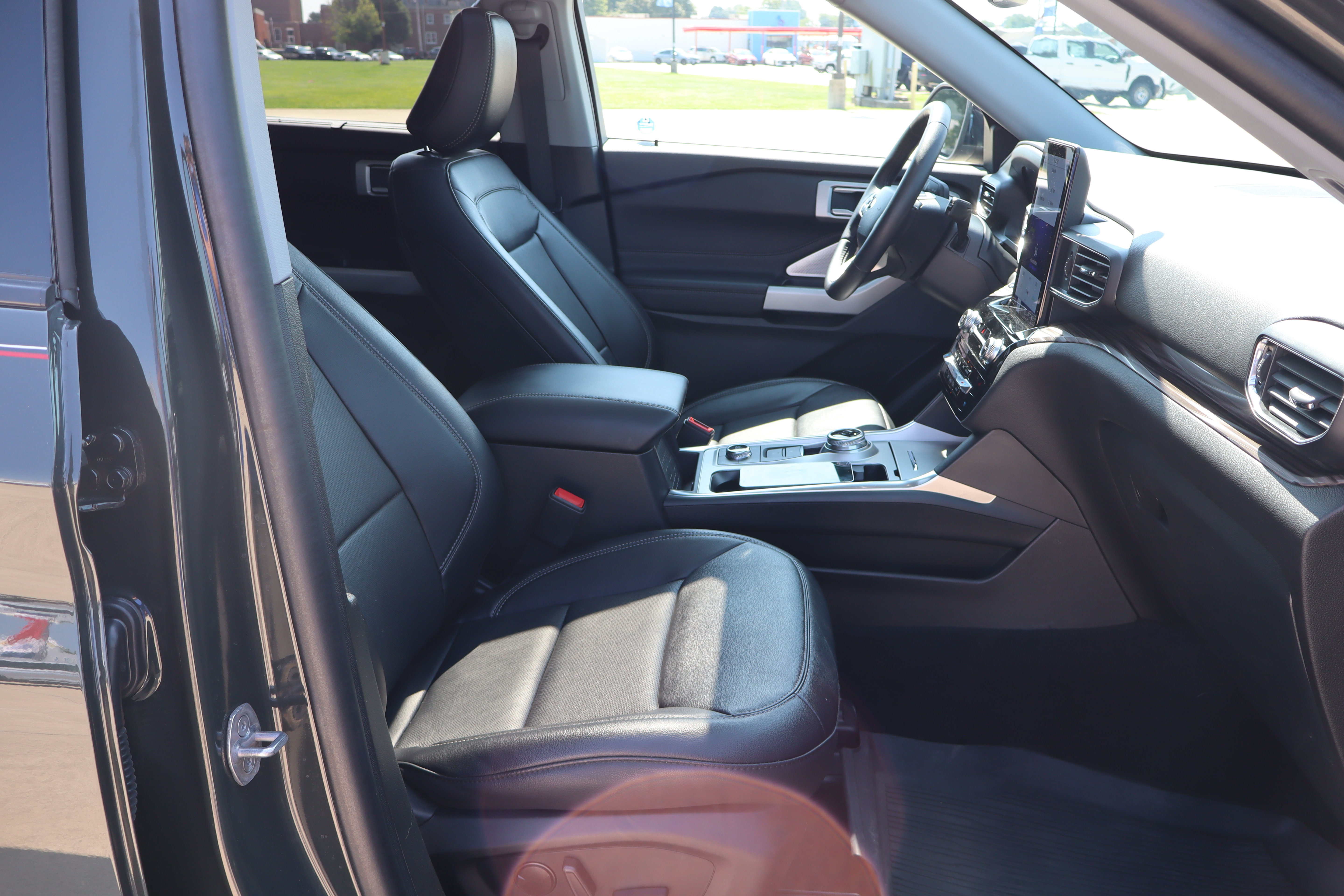 Used 2024 Ford Explorer Limited w/ Limited Technology Package AWD/4WD image 14