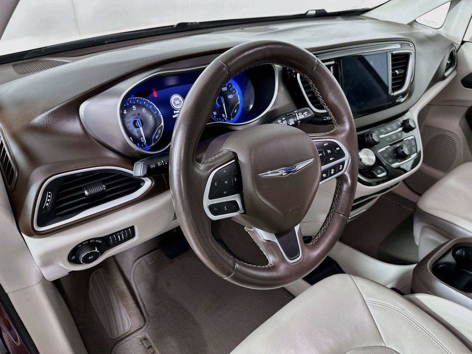 Used 2018 Chrysler Pacifica Touring-L w/ Advanced Safetytec Group FWD image 23