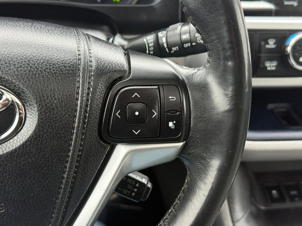 Used 2015 Toyota Highlander Limited image 25