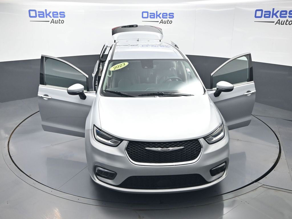 Used 2023 Chrysler Pacifica Touring-L FWD image 57
