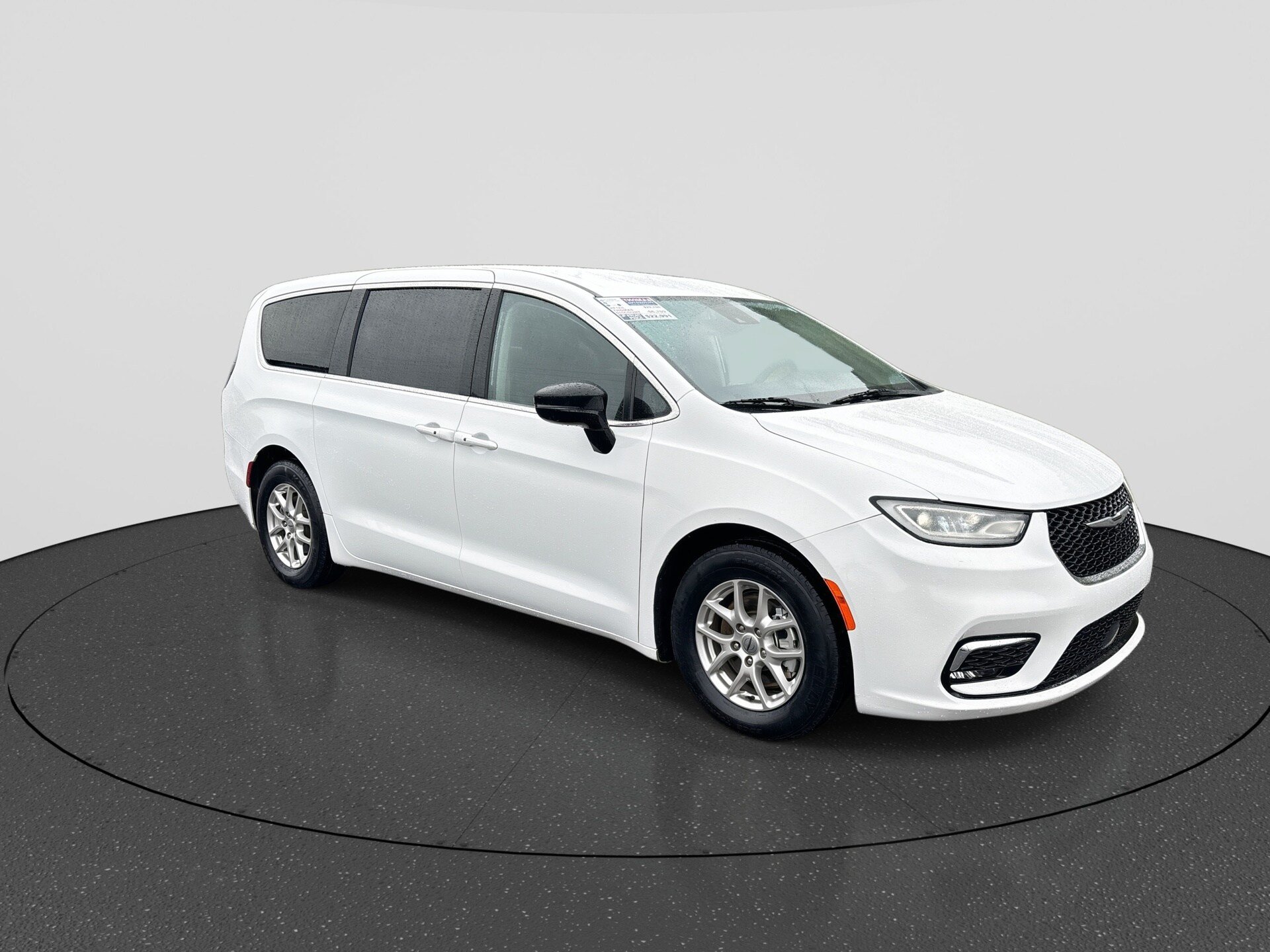 Used 2024 Chrysler Pacifica Touring-L FWD image 2