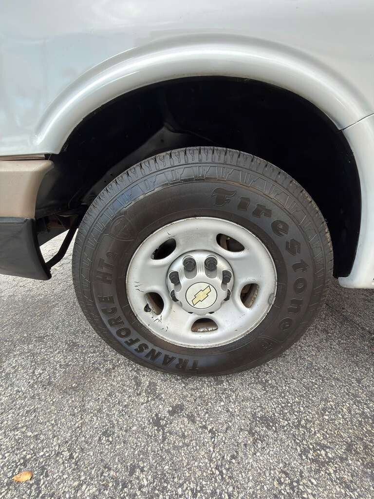 Used 2011 Chevrolet Express 2500 image 19