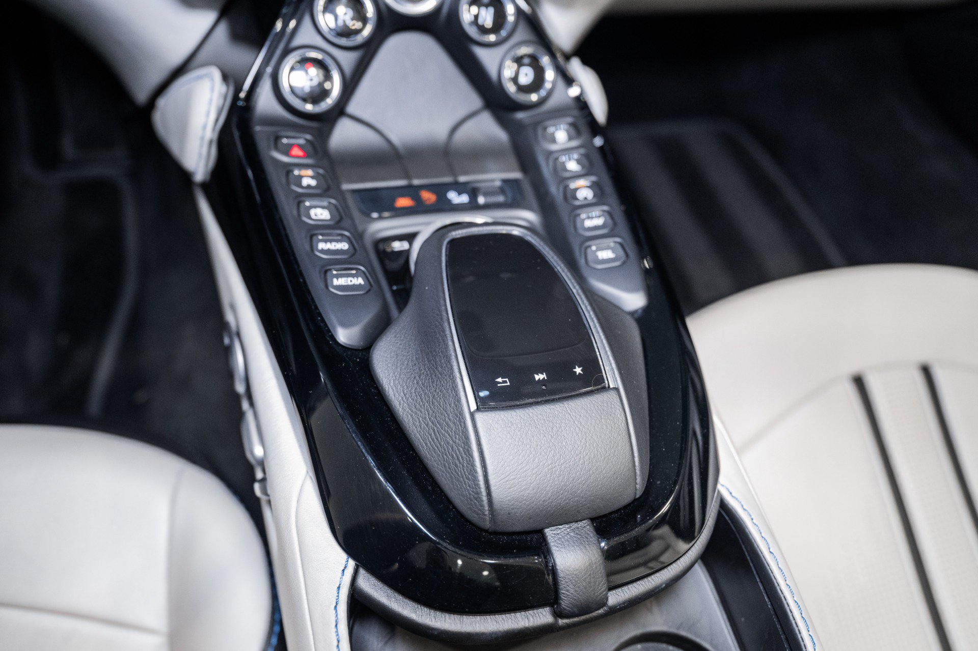 Used 2021 Aston Martin V8 Vantage Roadster RWD image 31