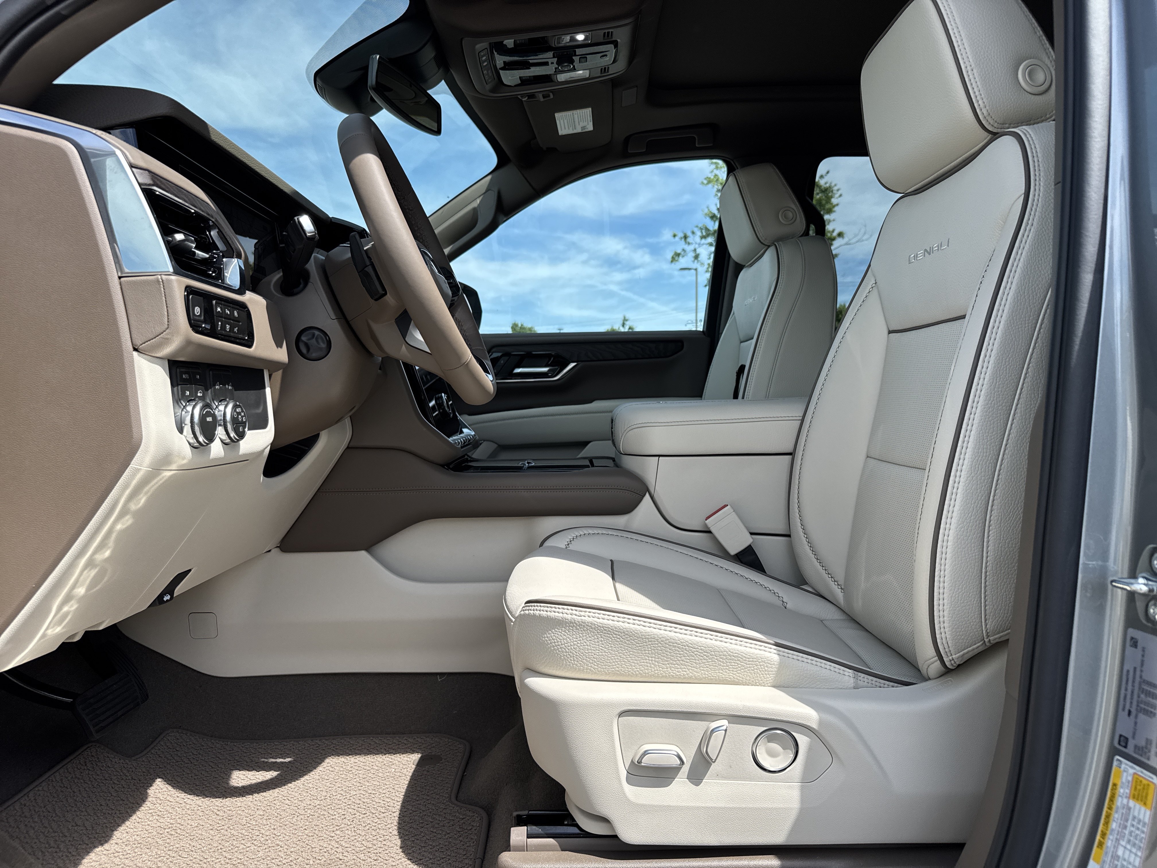 New 2026 GMC Yukon Denali w/ Sun & Power Step Package AWD/4WD image 16
