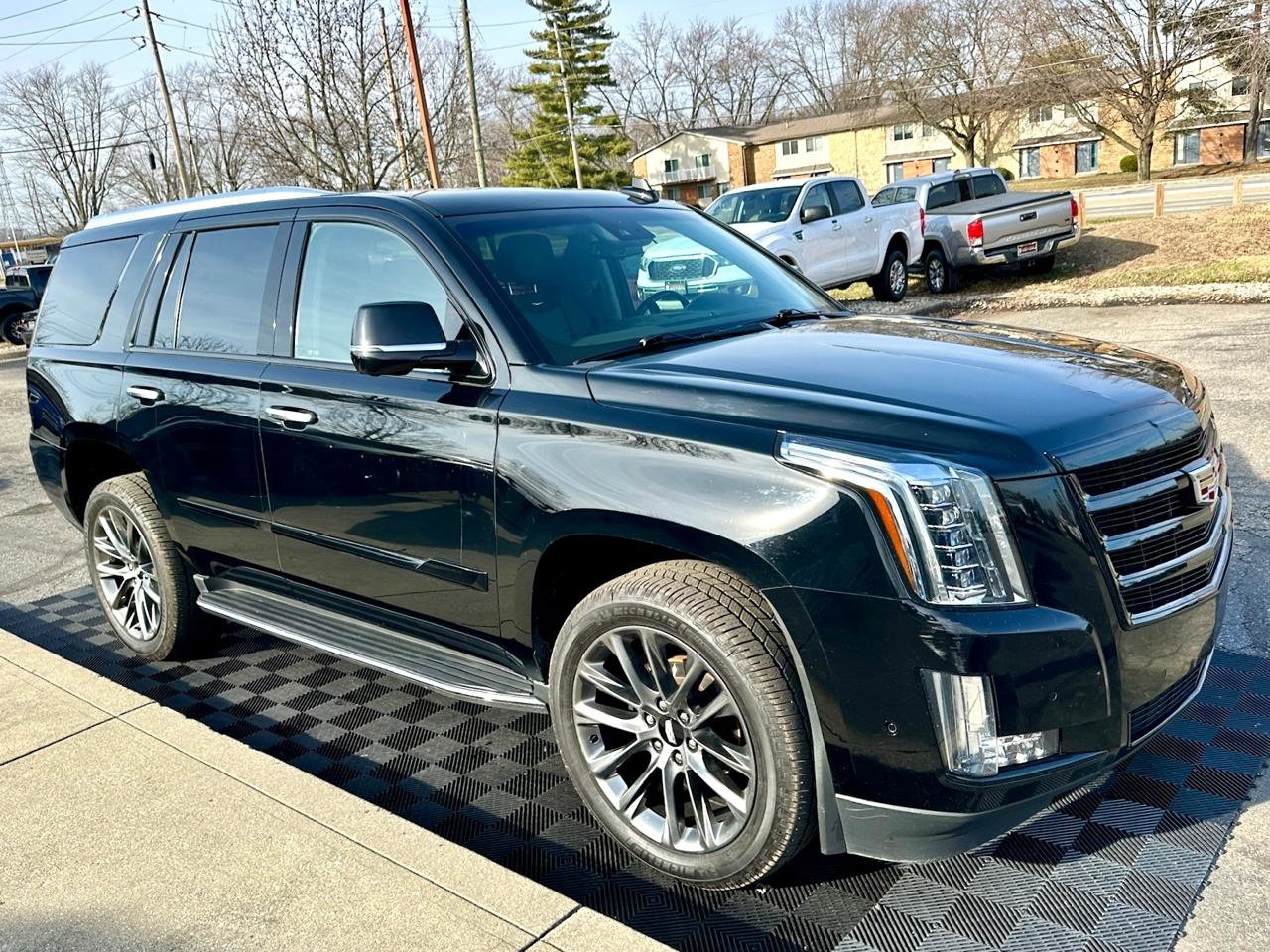 Used 2019 Cadillac Escalade Luxury w/ Escalade Sport Edition AWD/4WD image 2