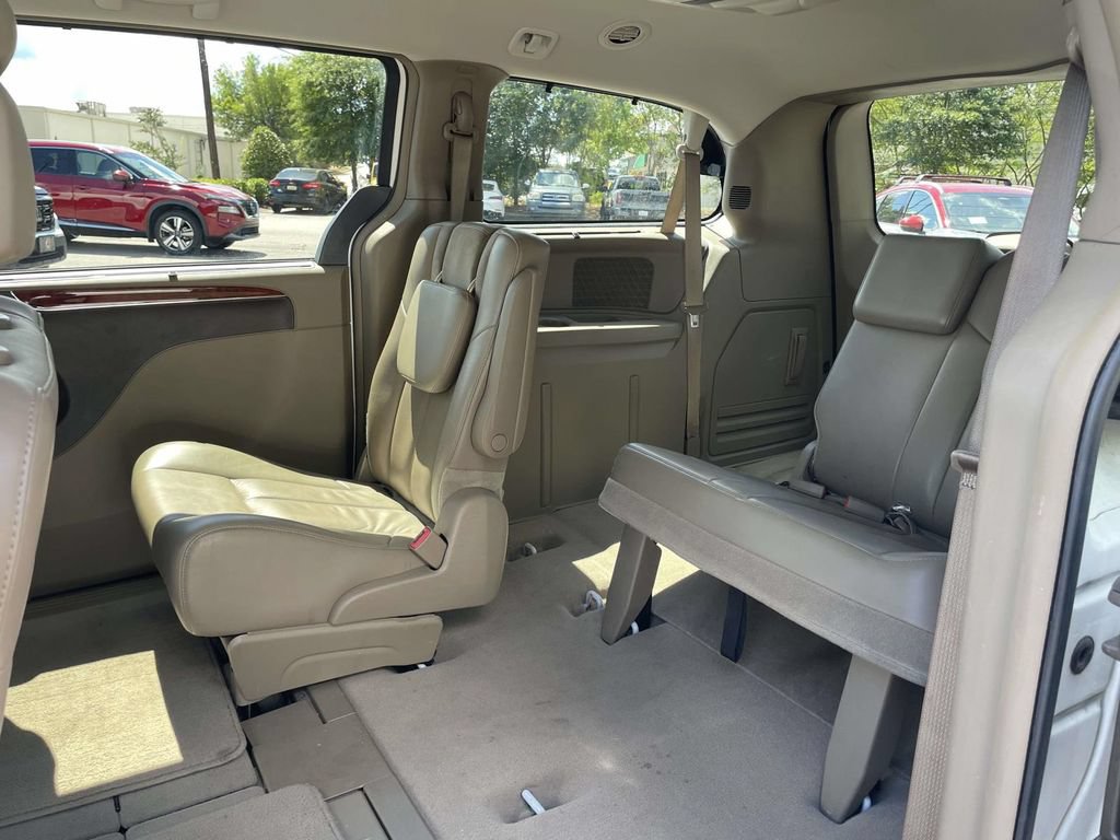 Used 2012 Chrysler Town & Country Limited FWD image 13