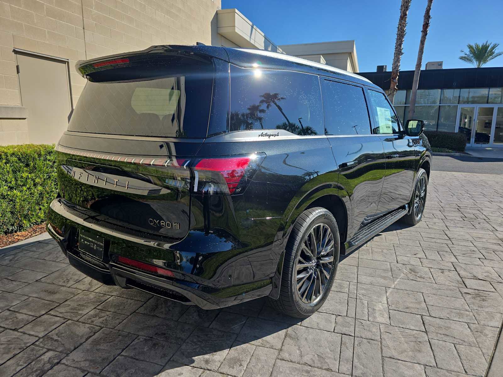 New 2026 INFINITI QX80 Autograph w/ Premium Cargo Package image 3