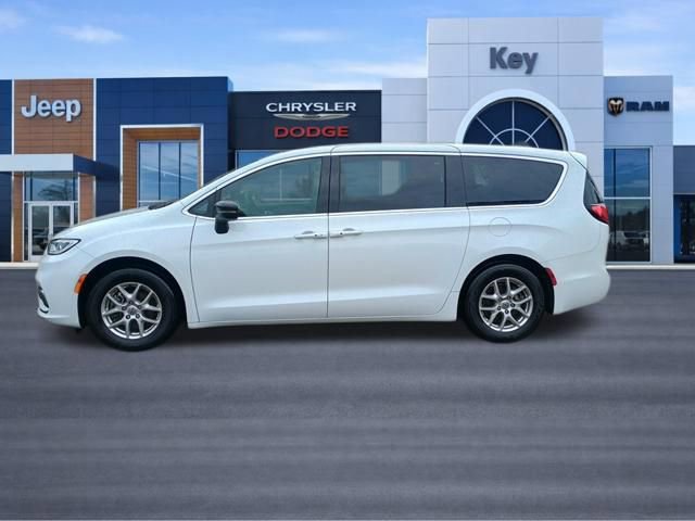 Used 2024 Chrysler Pacifica Touring FWD image 2