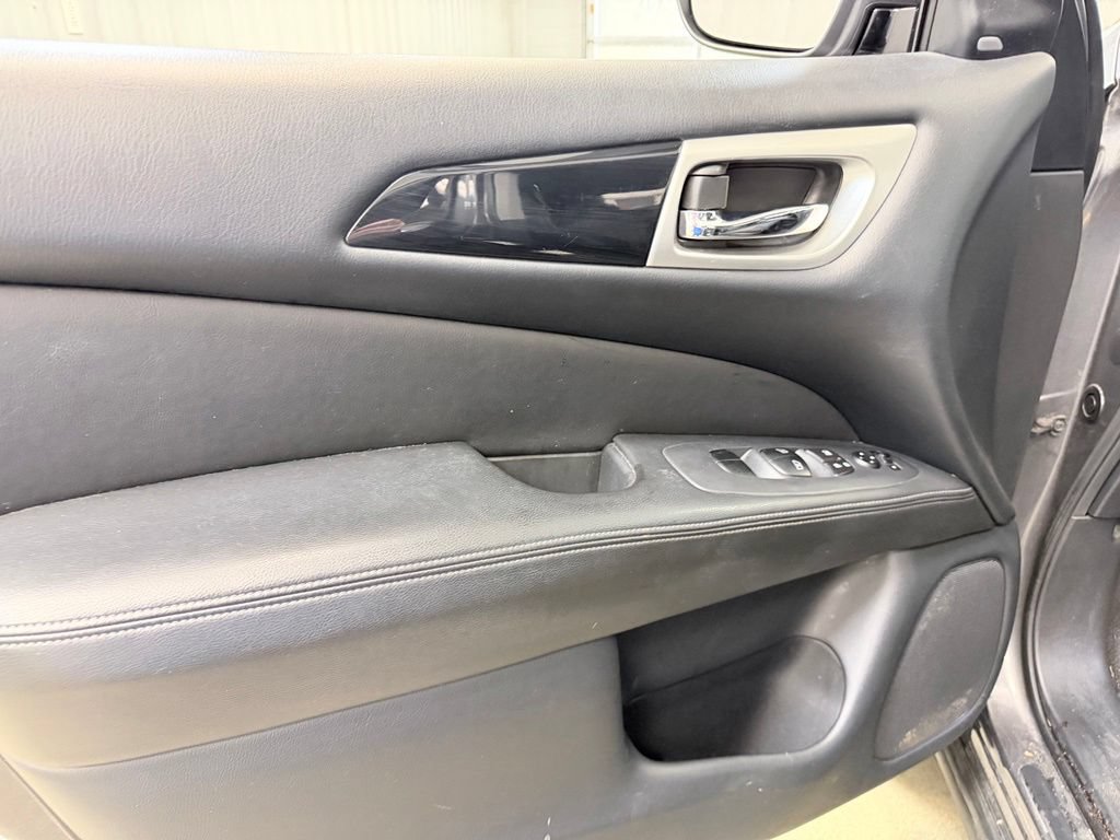 Used 2019 Nissan Pathfinder SV FWD image 8