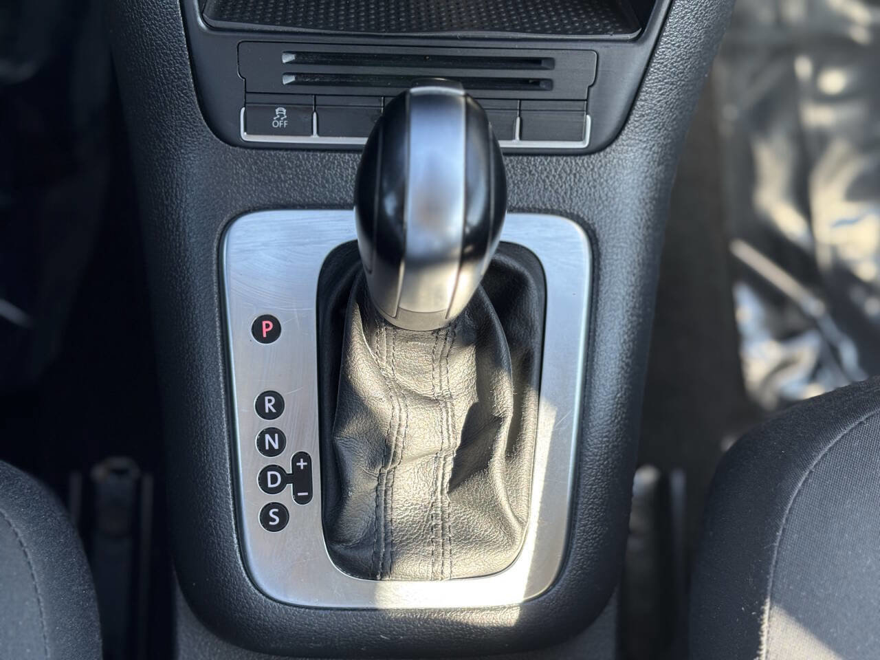 Used 2011 Volkswagen Tiguan S image 23