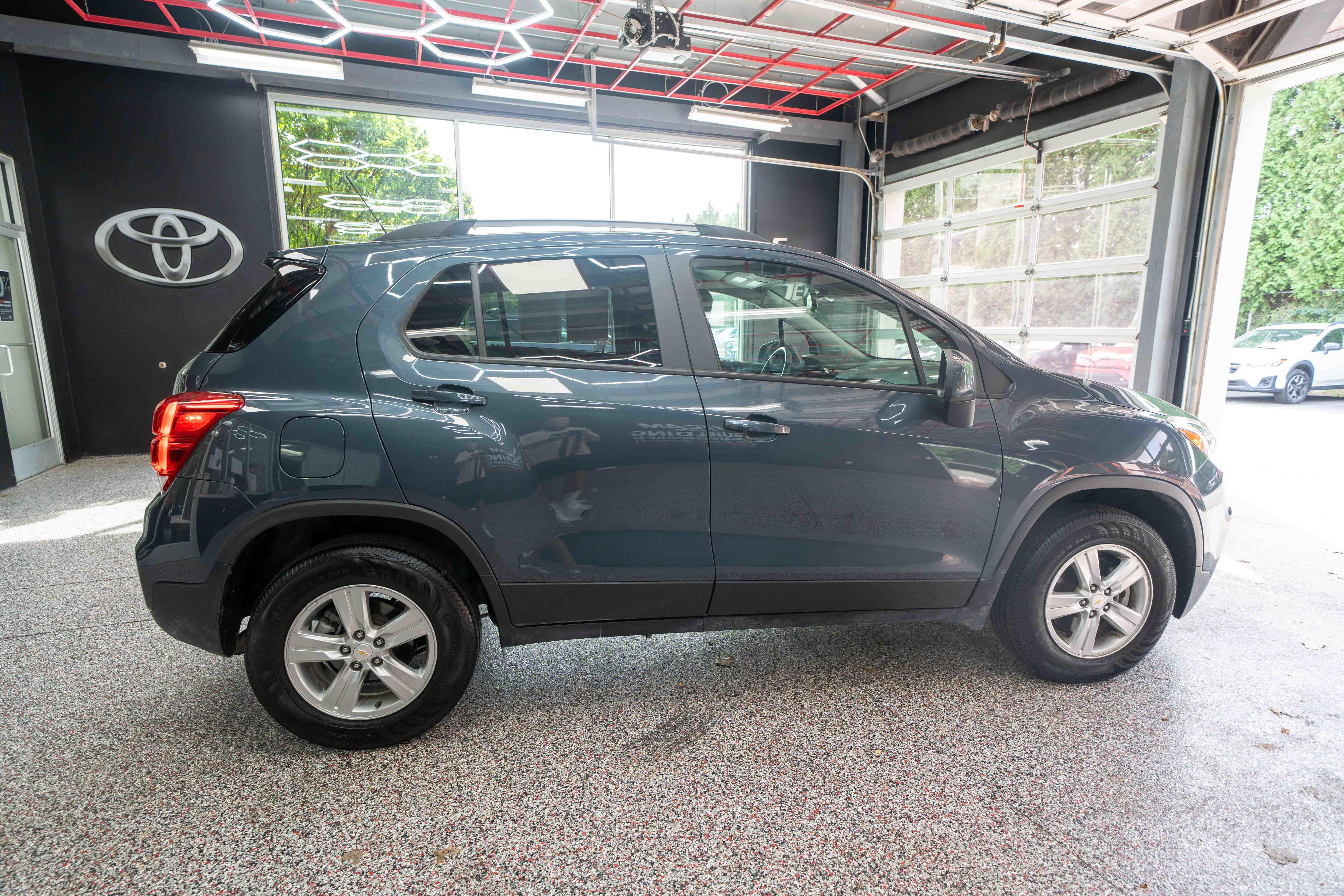 Used 2022 Chevrolet Trax LT w/ LT Convenience Package AWD/4WD image 4