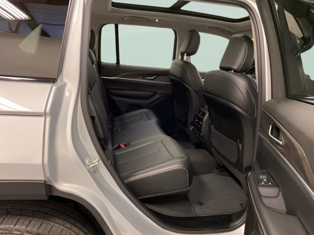 Used 2023 Jeep Grand Cherokee Limited AWD/4WD image 24