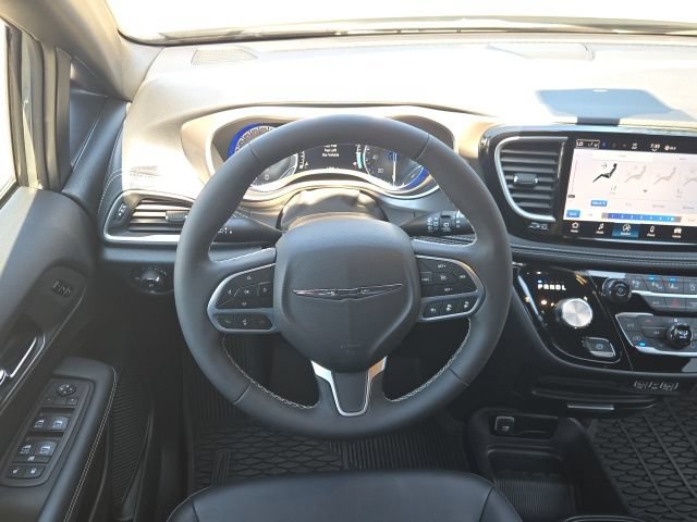 Used 2025 Chrysler Pacifica Select AWD/4WD image 2