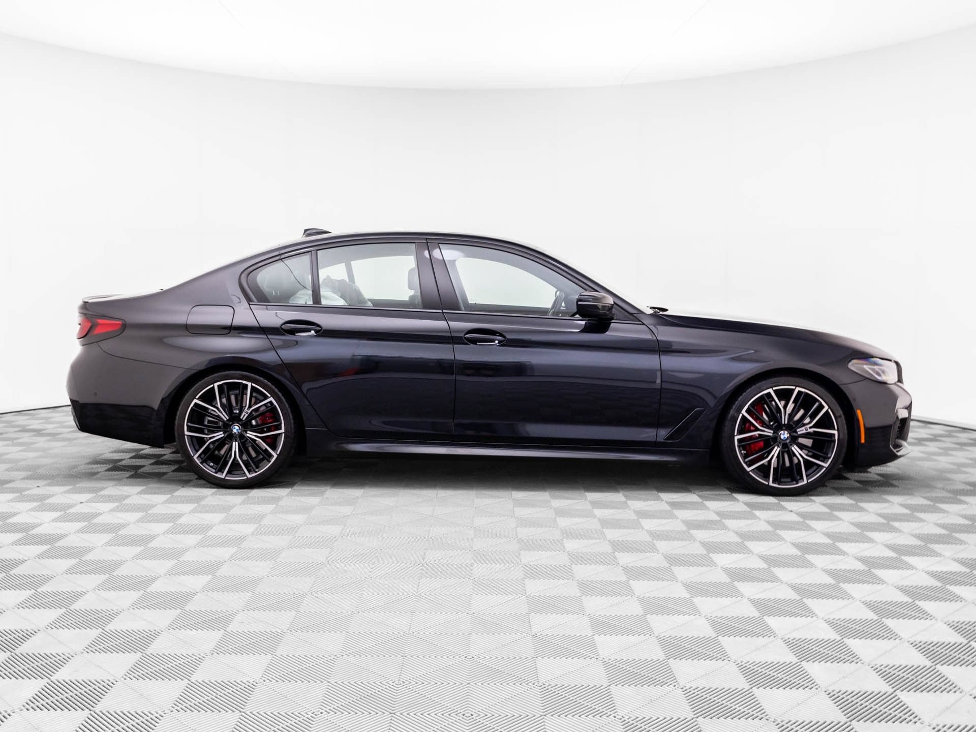 Used 2023 BMW M550i xDrive w/ Shadowloine Package AWD/4WD image 6