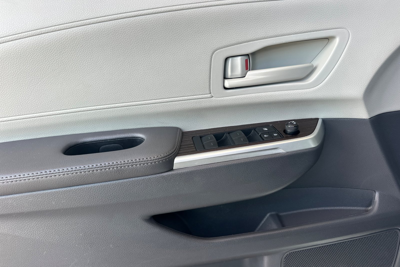 Certified 2024 Toyota Sienna LE AWD/4WD image 13