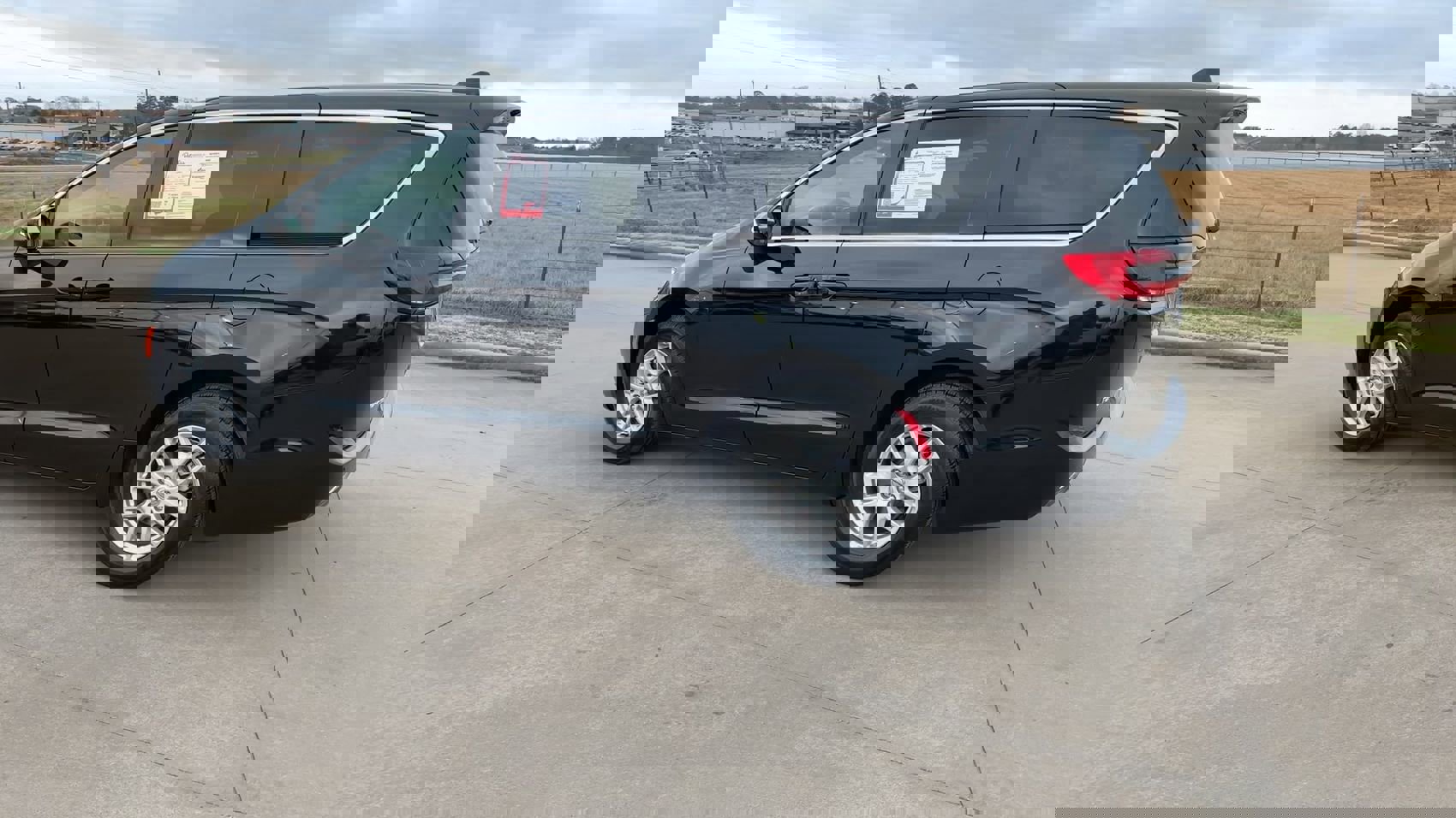 Used 2025 Chrysler Pacifica Select image 7