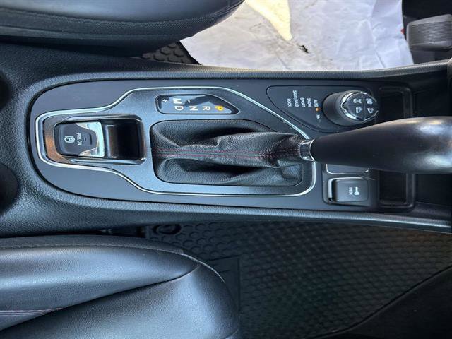 Used 2021 Jeep Cherokee Trailhawk w/ Comfort/Convenience Group image 27