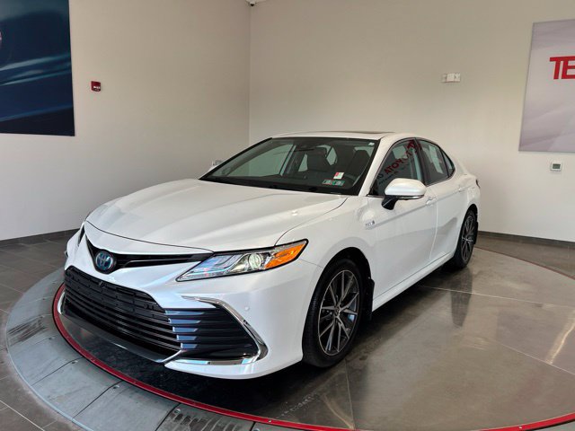 Used 2021 Toyota Camry XLE w/ Navigation Upgrade Package FWD image 3