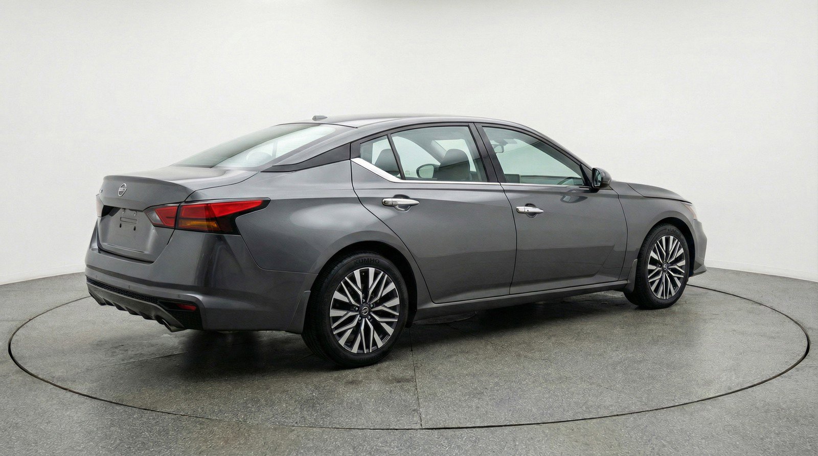 Used 2025 Nissan Altima 2.5 SV image 9