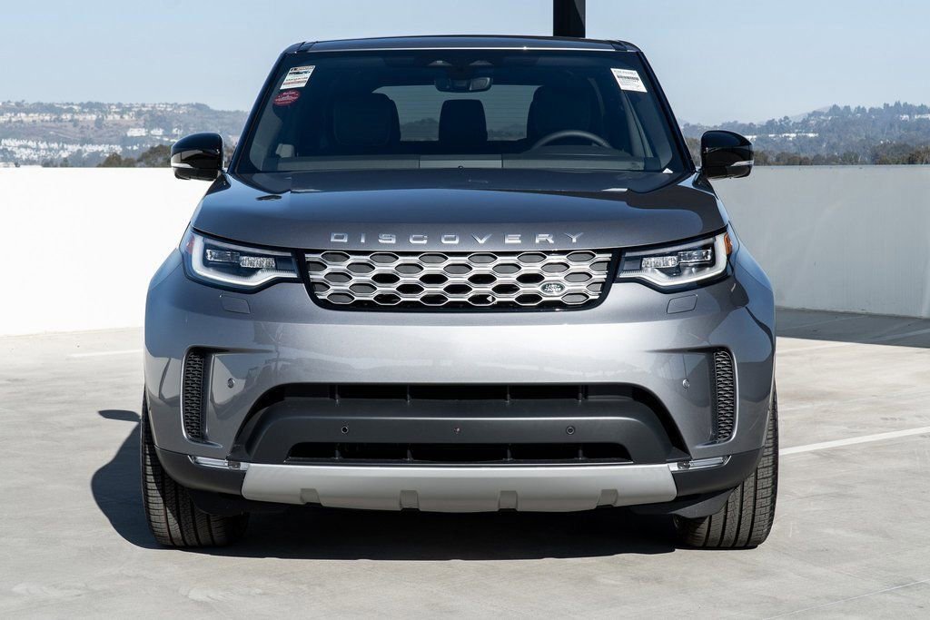 Used 2025 Land Rover Discovery S image 8