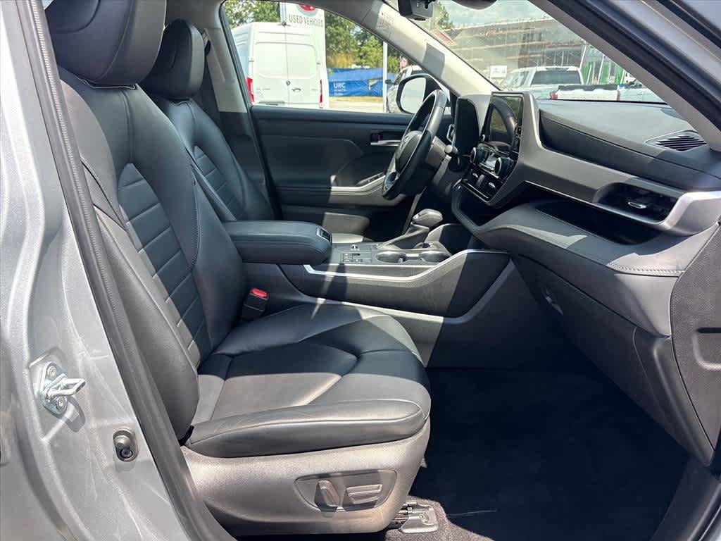 Used 2023 Toyota Highlander XLE FWD image 6