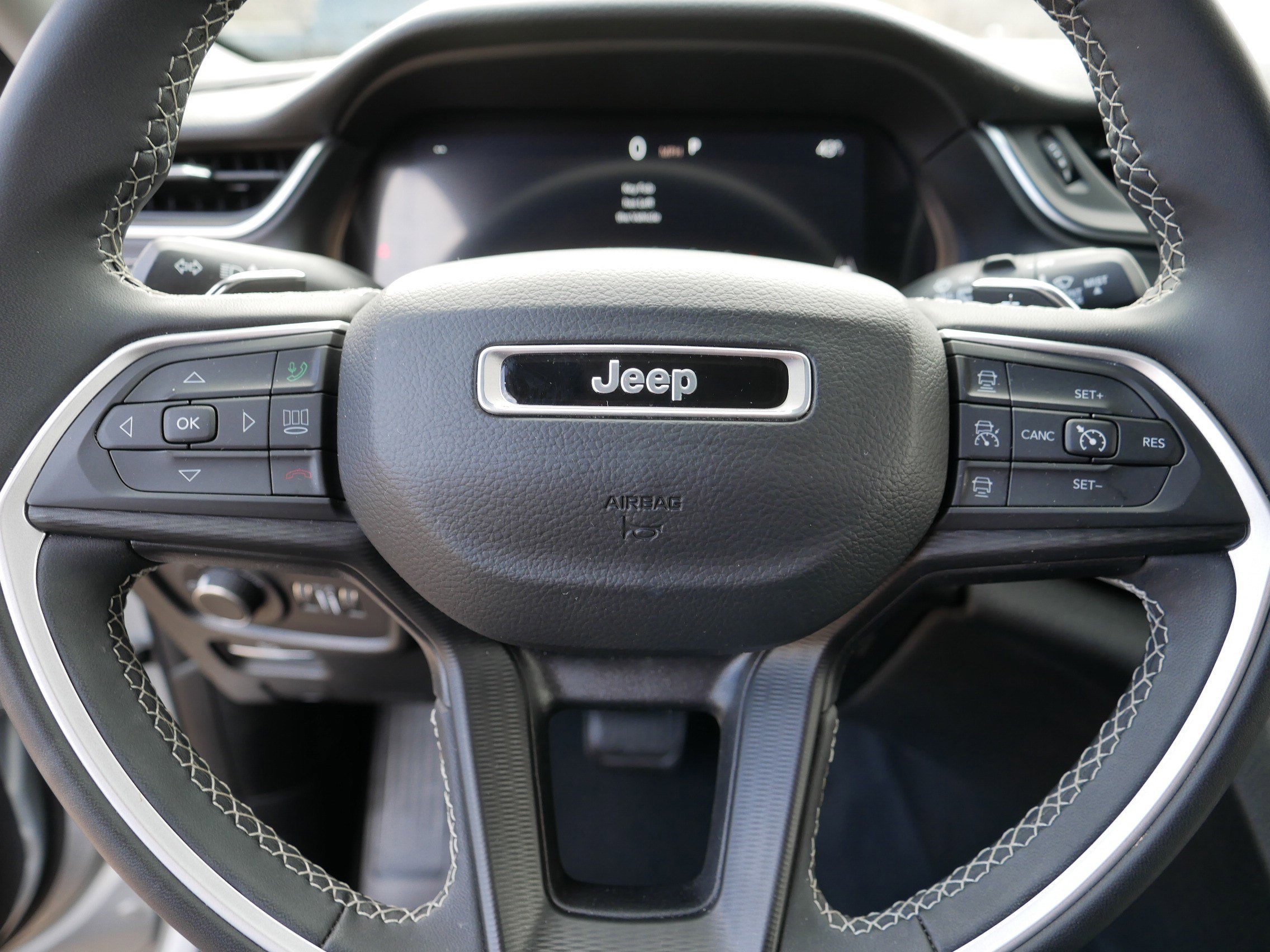 Used 2023 Jeep Grand Cherokee L Laredo image 25