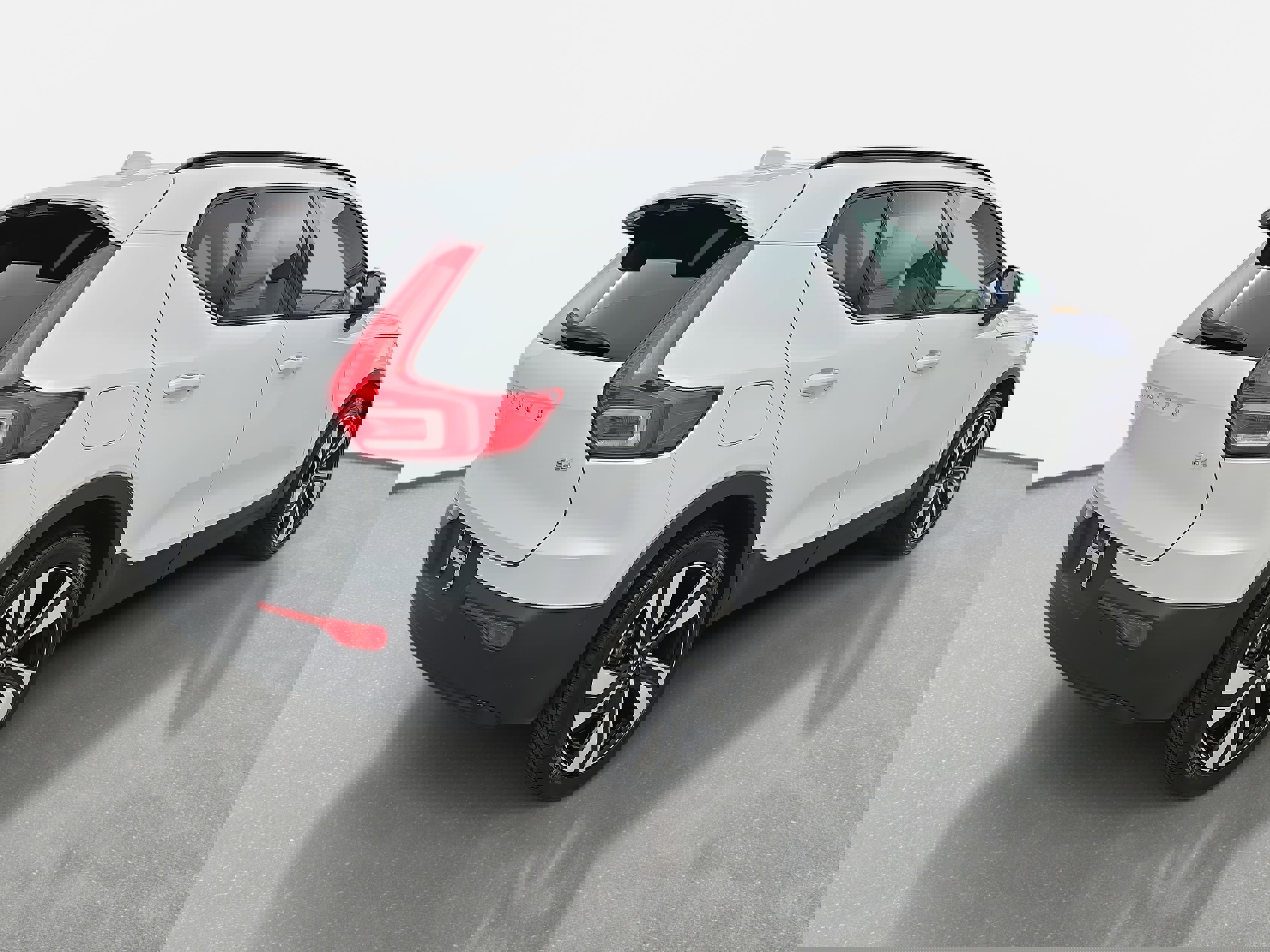 Used 2023 Volvo XC40 B4 Ultimate w/ Protection Package Premier image 3