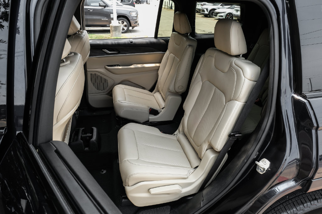 Used 2023 Jeep Grand Cherokee L Limited w/ Luxury Tech Group II AWD/4WD image 54