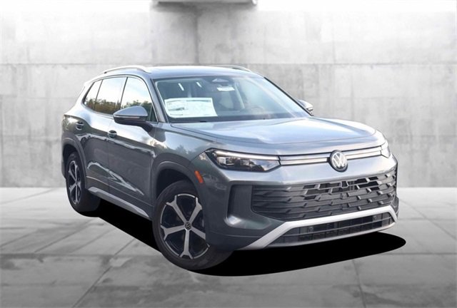 New 2025 Volkswagen Tiguan SE image 2