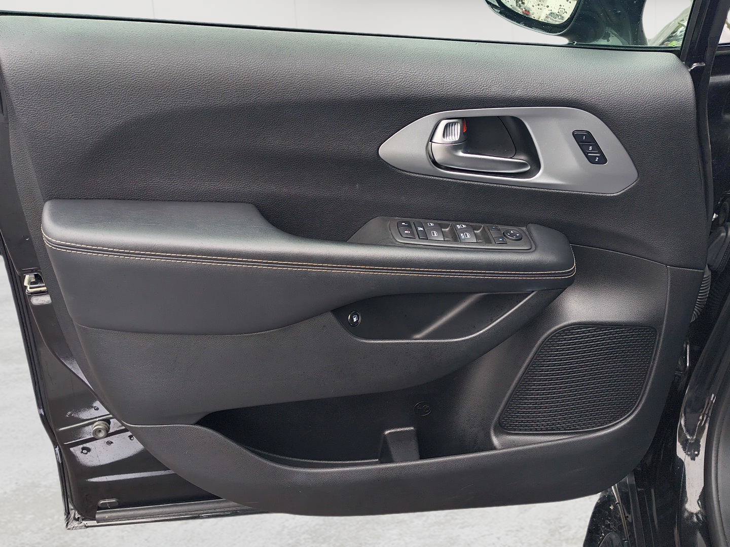 Used 2022 Chrysler Pacifica Touring-L w/ S Appearance Package FWD image 3