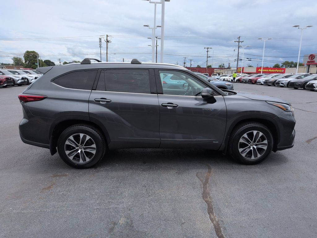 Used 2021 Toyota Highlander XLE AWD/4WD image 6