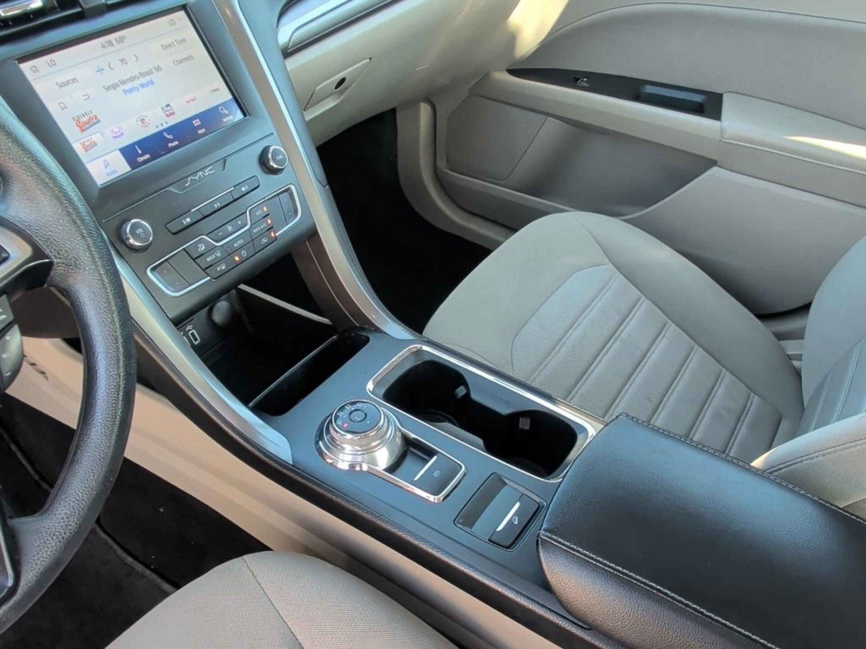 Used 2020 Ford Fusion SE image 28