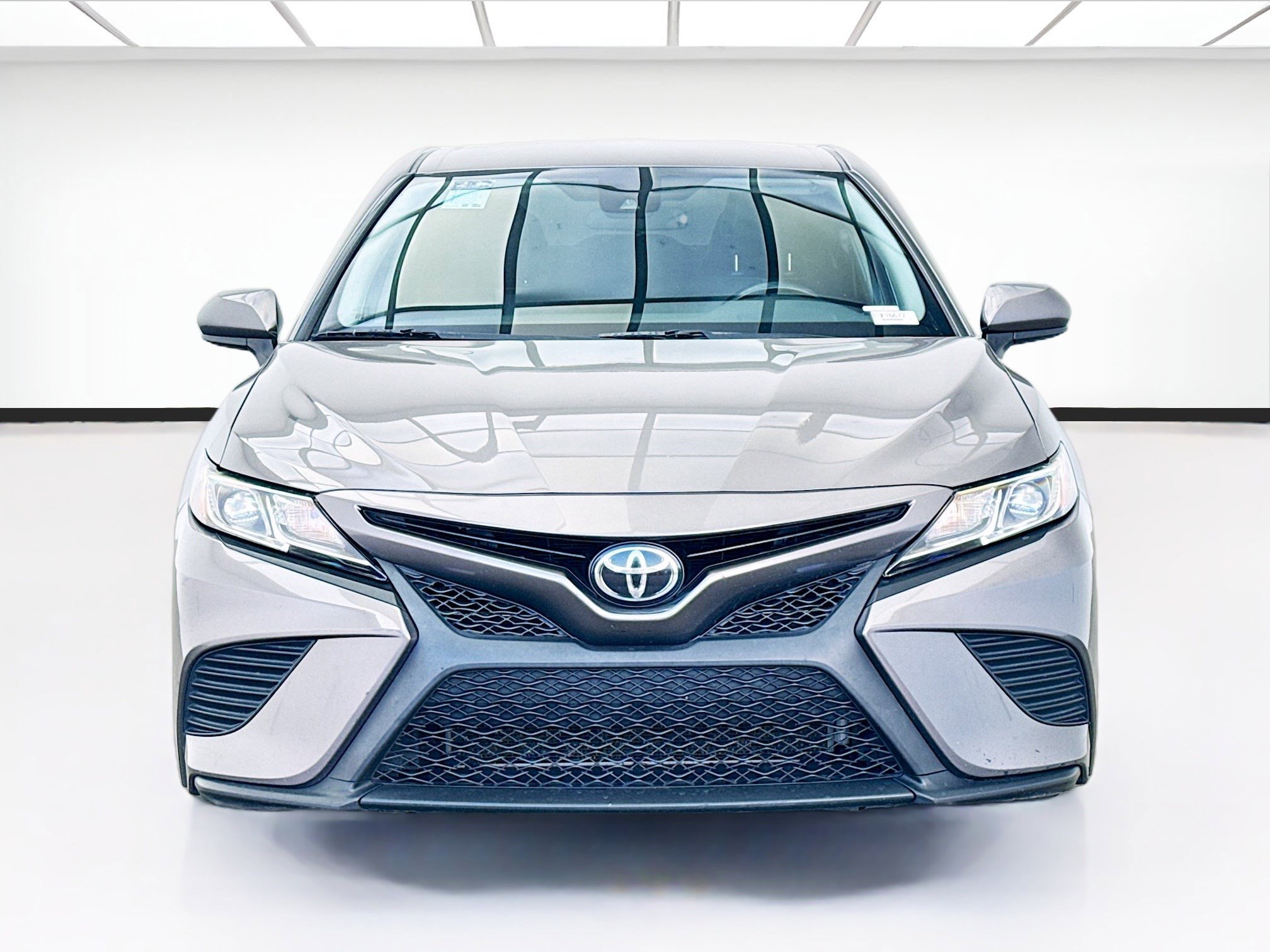 Used 2020 Toyota Camry SE image 2
