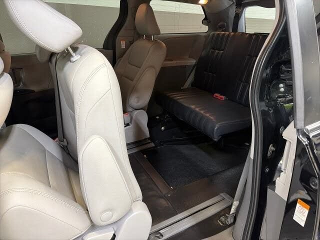 Used 2020 Toyota Sienna L FWD image 26