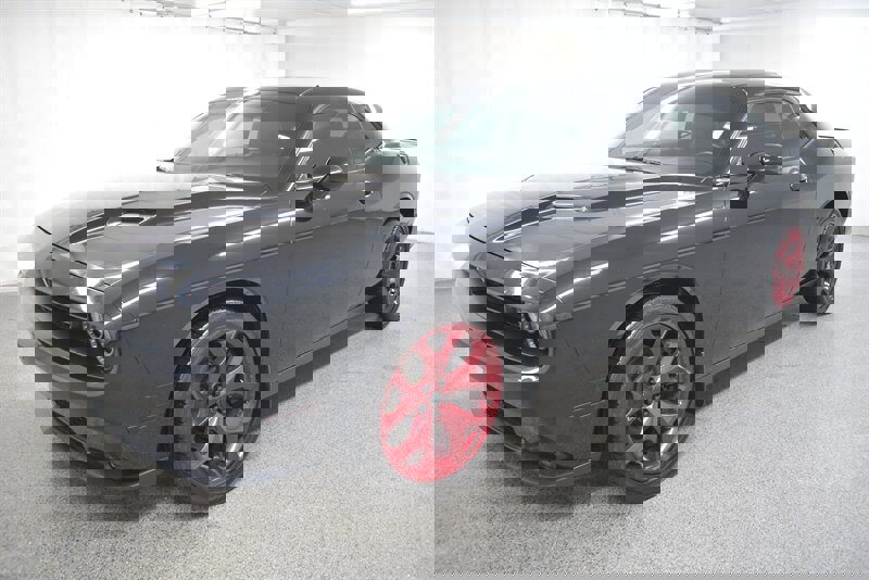 Used 2016 Dodge Challenger SXT Plus image 3