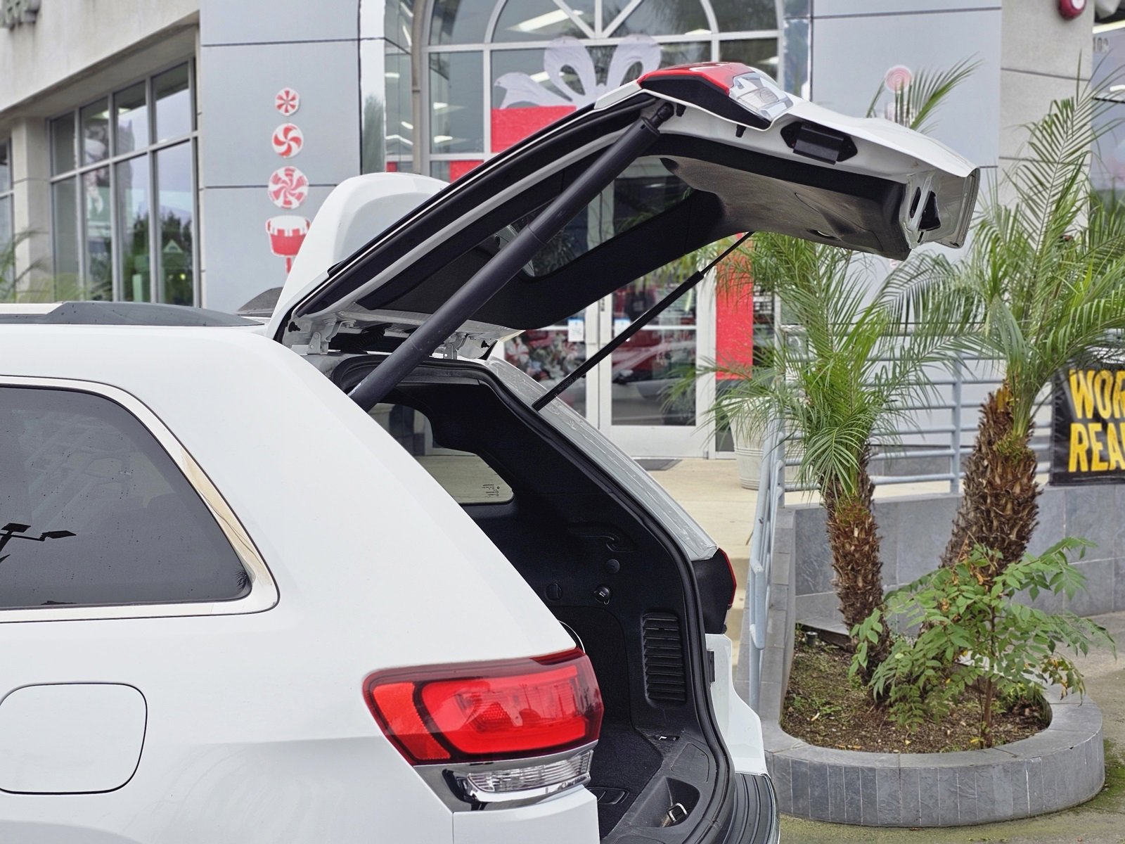 Used 2020 Jeep Grand Cherokee Limited w/ Luxury Group II image 8