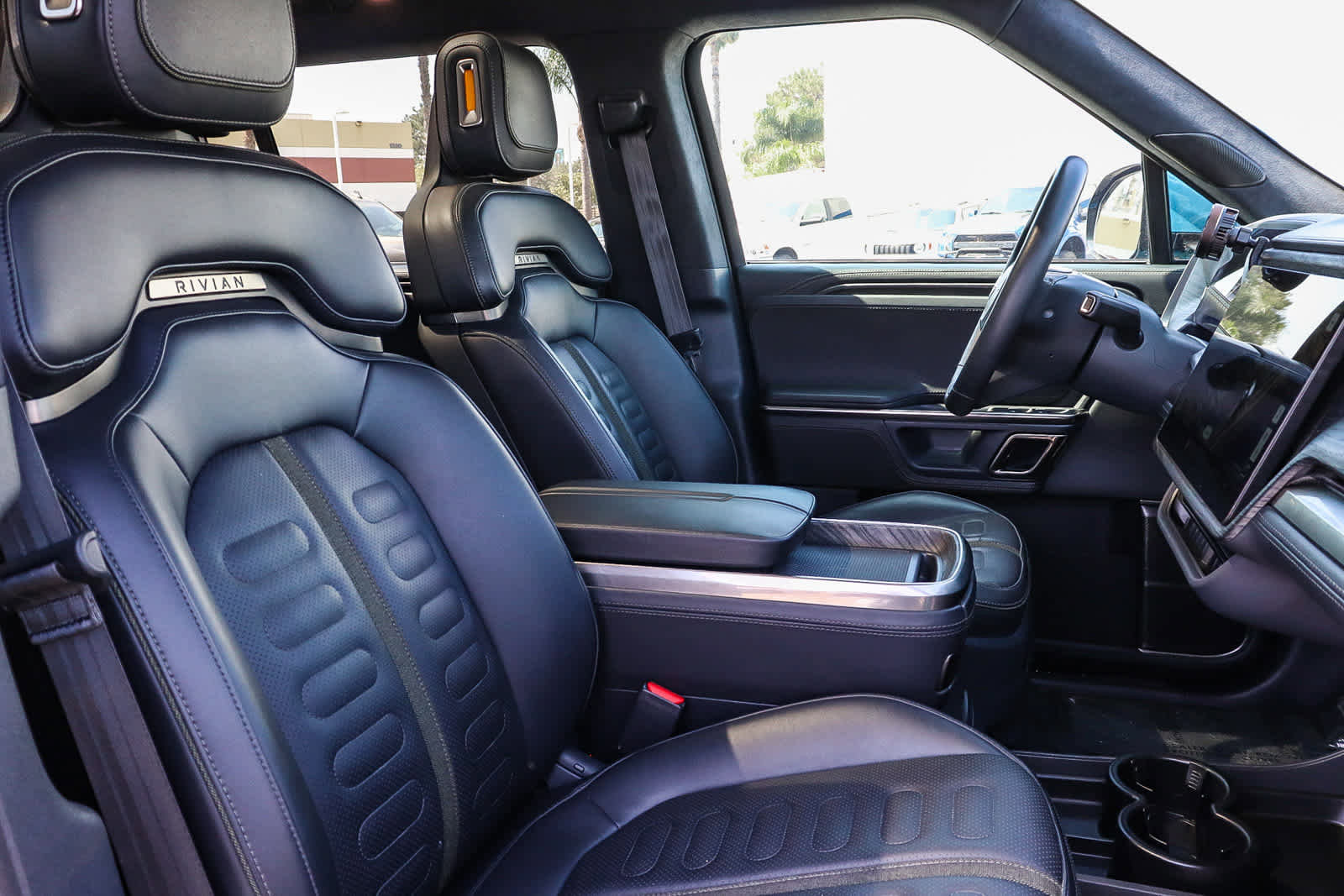 Used 2023 Rivian R1S Adventure image 22