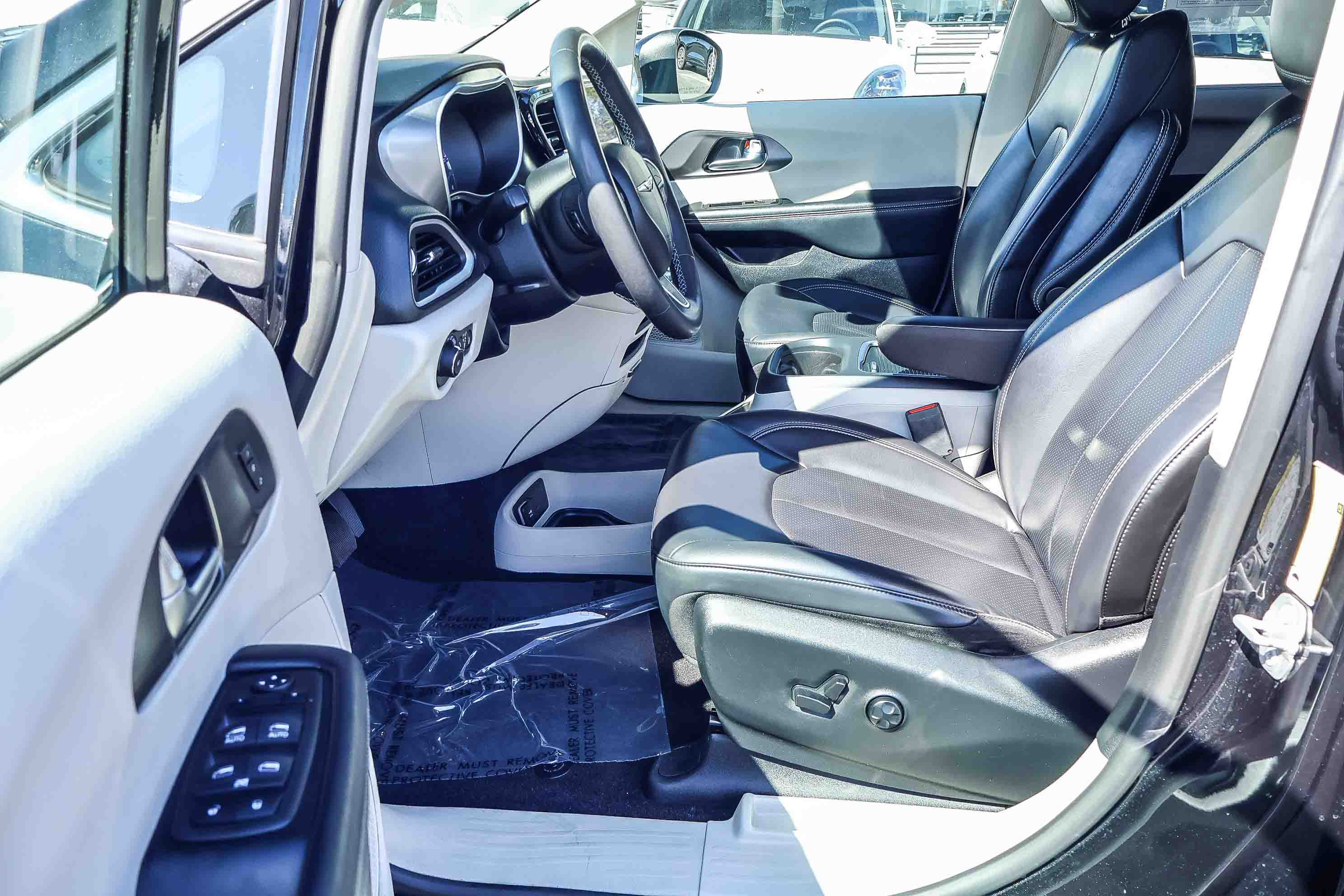 Used 2023 Chrysler Pacifica Touring-L image 2