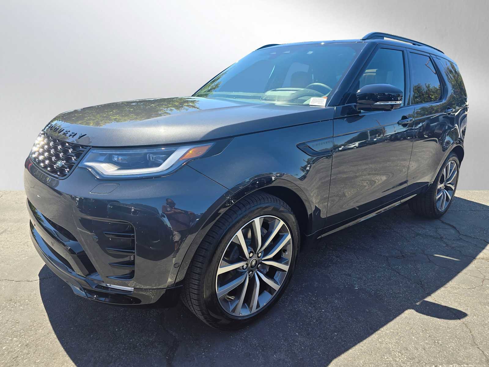 New 2025 Land Rover Discovery Dynamic SE image 1
